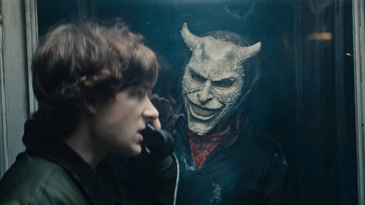 'El Raptor' interpretado por Ethan Hawkes junto a 'Finney' interpretado por Mason Thames en la nueva entrega de The Black Phone 2