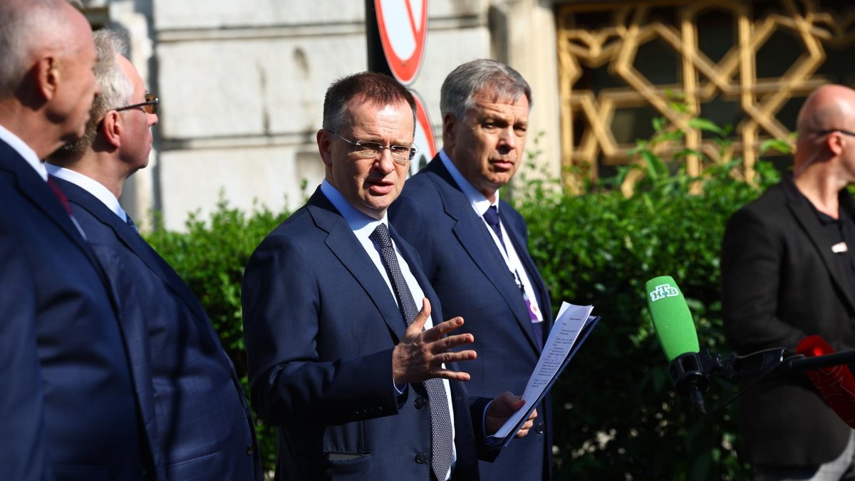 Vladimir Medinsky (C), jefe de la delegación rusa en las conversaciones de Estambul.