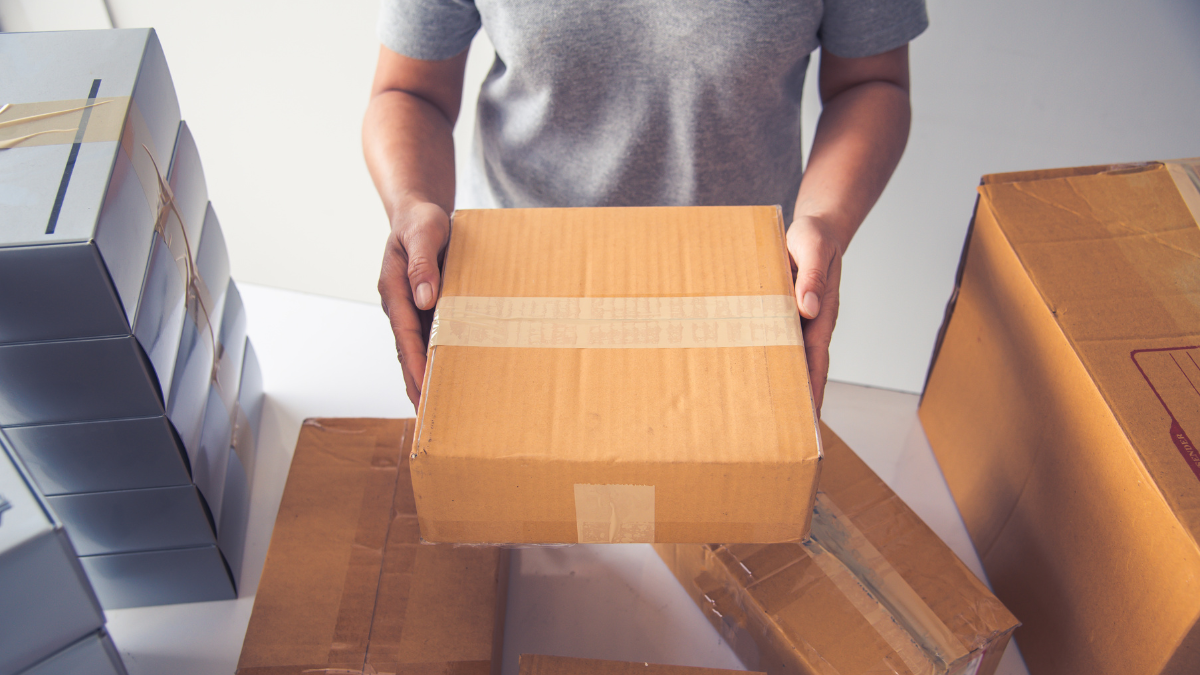 Comex establece tarifa de $20 para paquetes enviados por courier.