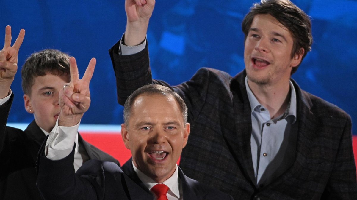 El candidato presidencial polaco Karol Nawrocki (C) con sus hijos Anthony (I) y Daniel (D) durante la noche de las elecciones presidenciales en Varsovia, Polonia, el 1 de junio de 2025.