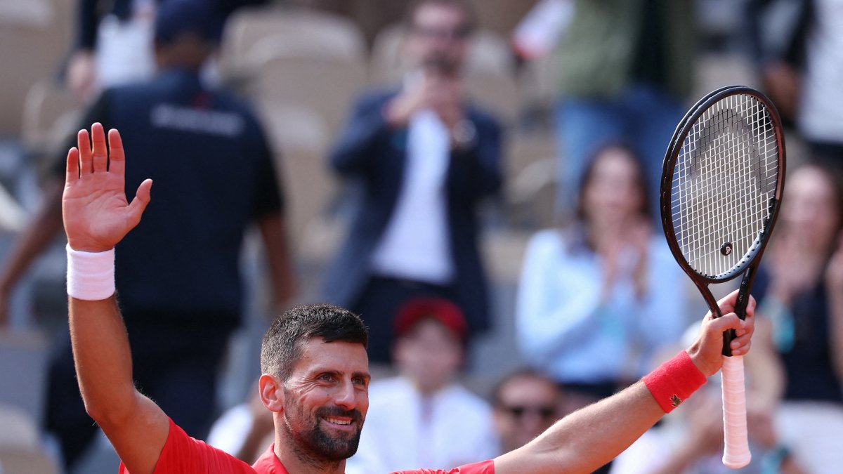 Novak Djokovic celebra su victoria ante Cameron Norrie en el partido individual masculino en la pista Philippe-Chatrier del complejo Roland Garros.