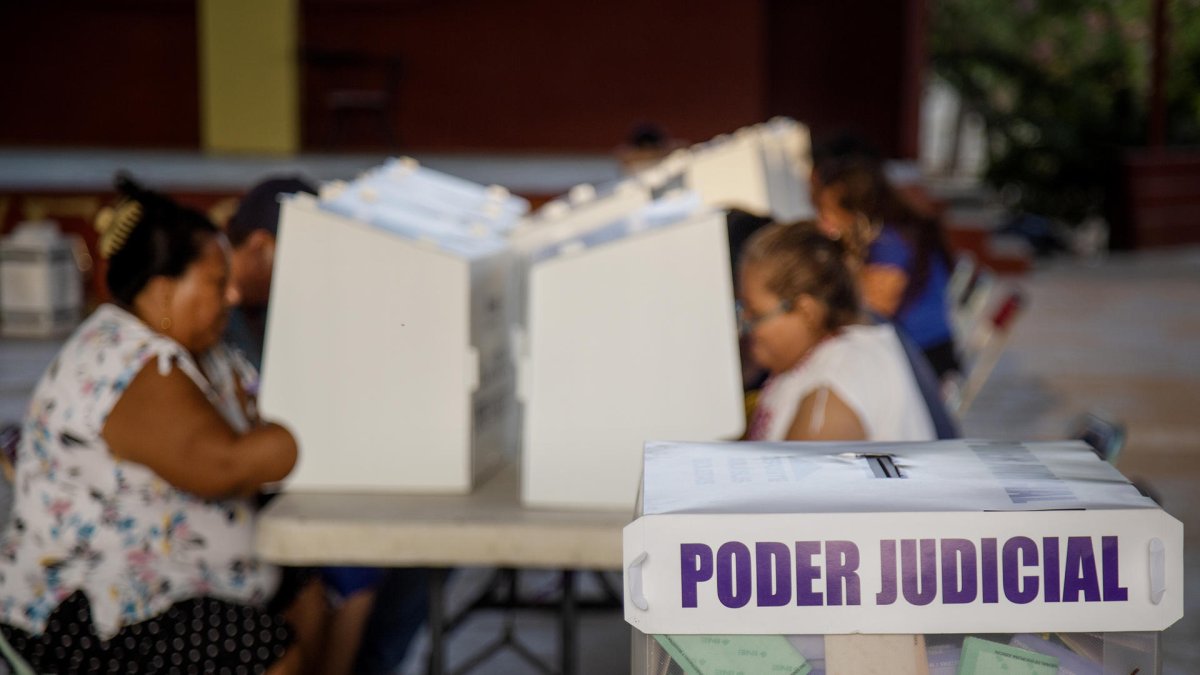 Personas votan en las elecciones judiciales el domingo 1 de junio de 2025, en Ciudad de México (México).