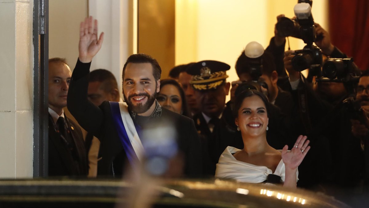 El presidente de El Salvador, Nayib Bukele, y su esposa Gabriela Rodríguez saludan a las afueras del Teatro Nacional en San Salvador (El Salvador).