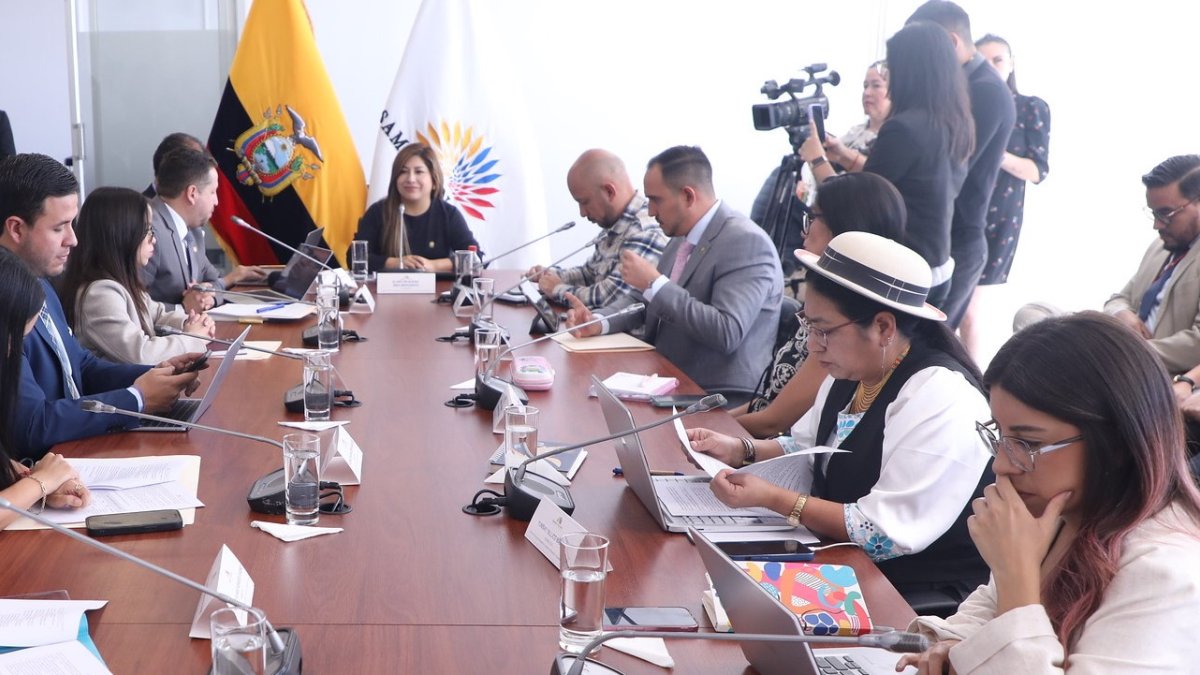 Inés Alarcón (ADN) y Mariana Yumbay (Pachakutik) hablaron sobre el segundo debate de la reforma a las bases militares extranjeras, luego de la sesión de la Comisión de Seguridad.