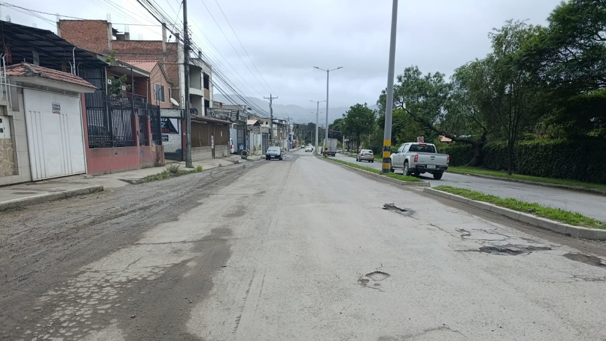 Huecos en las vías dificultan la movilidad segura.