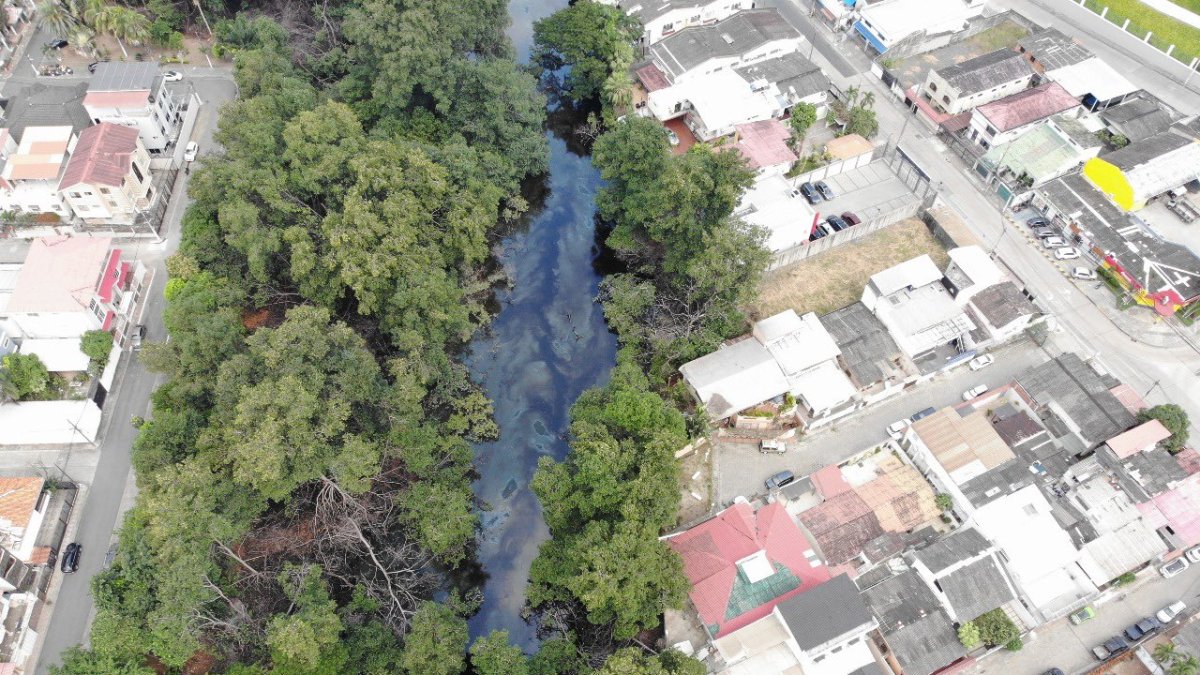 Vista aérea de la contaminación del estero Salado.