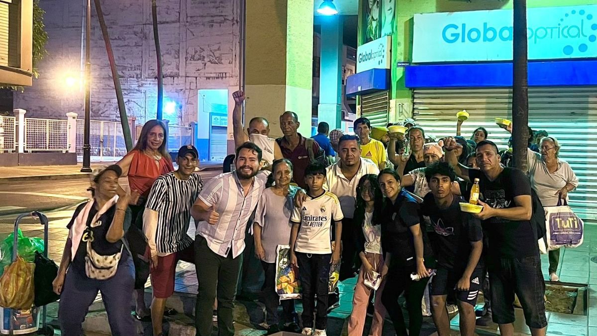 ONG. La Fundación Sacando Sonrisa trabaja en las calles de Guayaquil llevando alimentos, esperanza y fe.