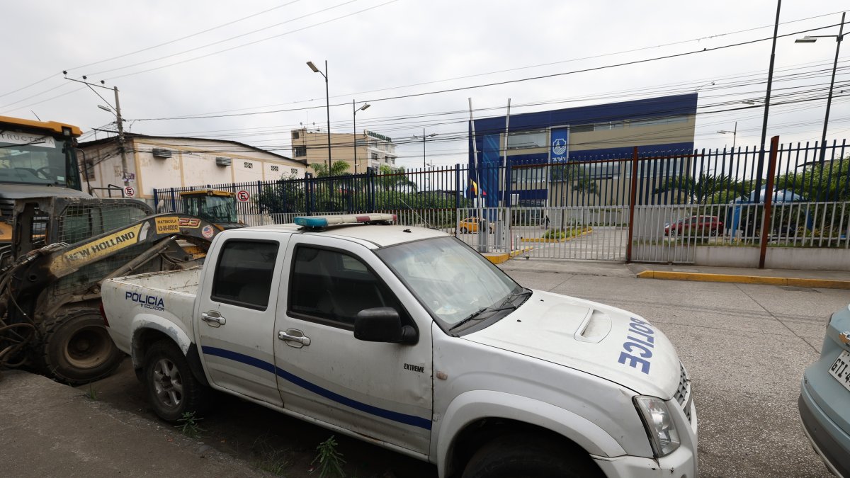 Daños. Cerca de la nueva sede municipal de Durán, hay una camioneta de la Policía dañada. En el lugar, aseguran los usuarios, rara vez se vez militares y policías.