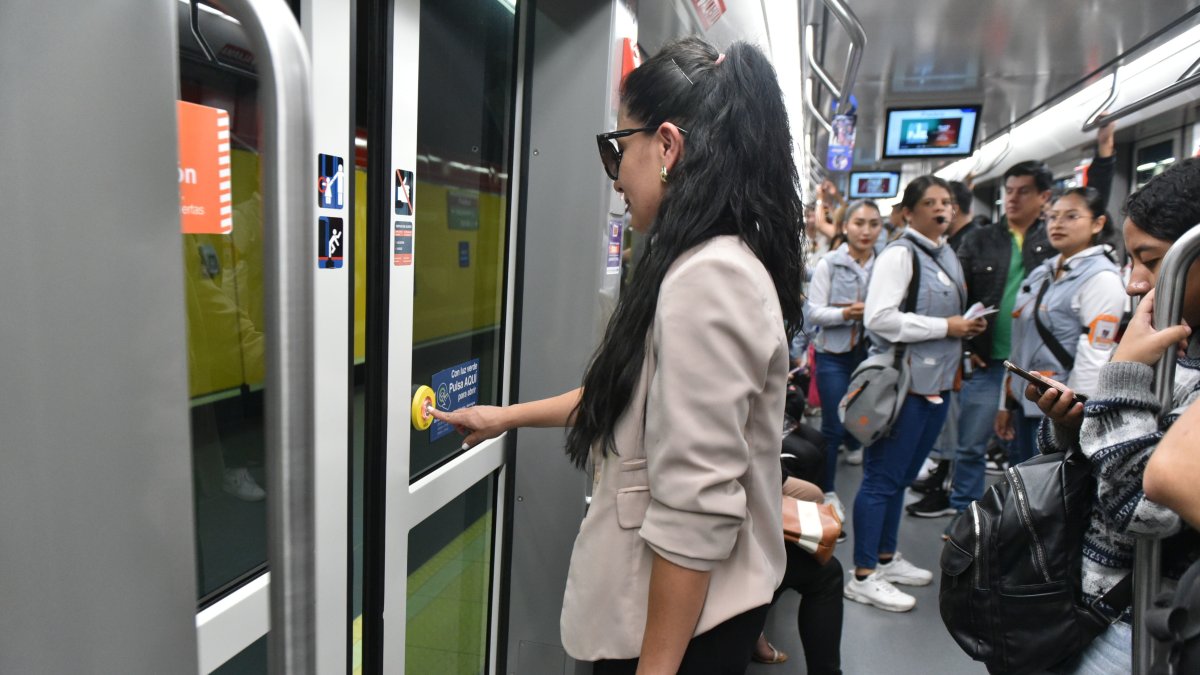 Algunos usuarios no sabían sobre el cambio. El botón se puede presionar para salir o ingresar al tren.