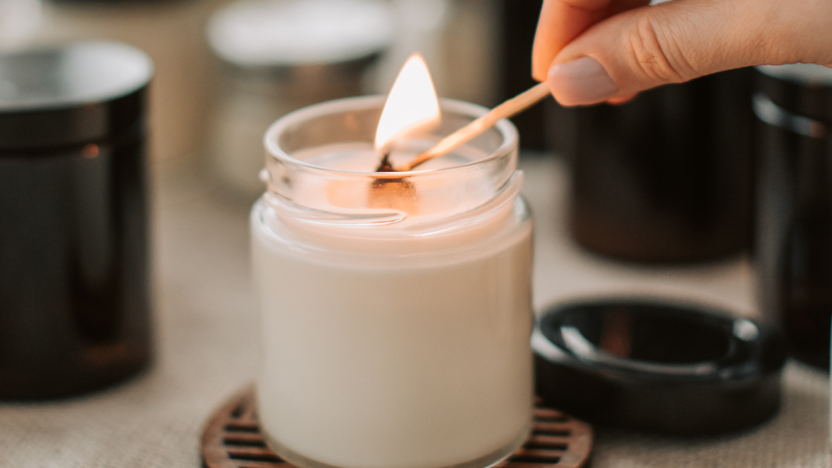 Referencial. Uso de velas por los cortes de luz.