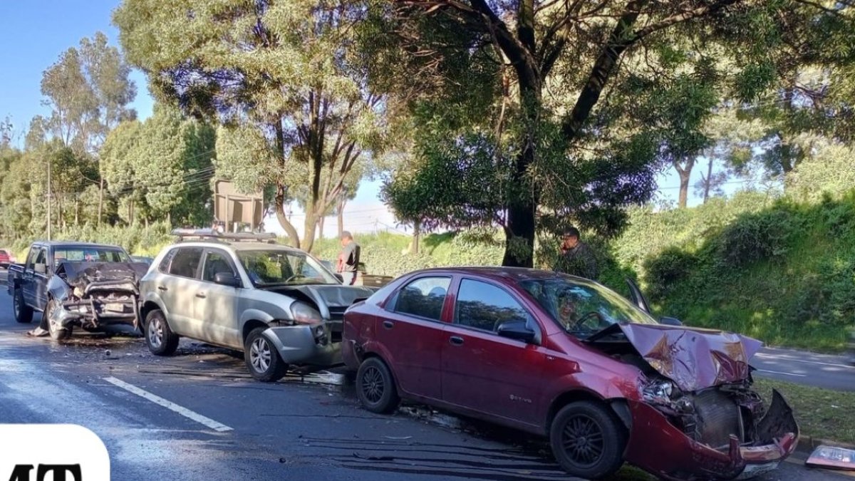 Los vehículos impactados quedaron detenidos en uno de los carriles de la avenida Simón Bolívar, tras el choque múltiple en el sector San Martín.