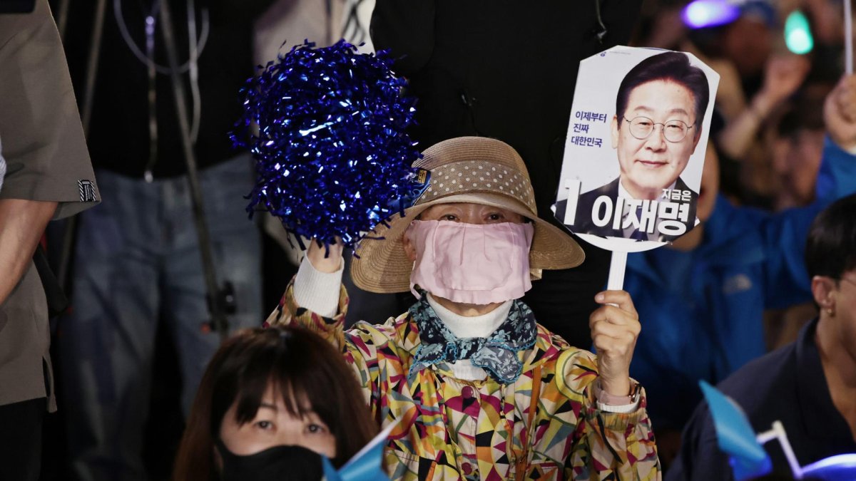 Seguidores de Lee Jae-Myung, del Partido Democrático, celebran los resultados de los sondeos que apuntan a la victoria de líder.