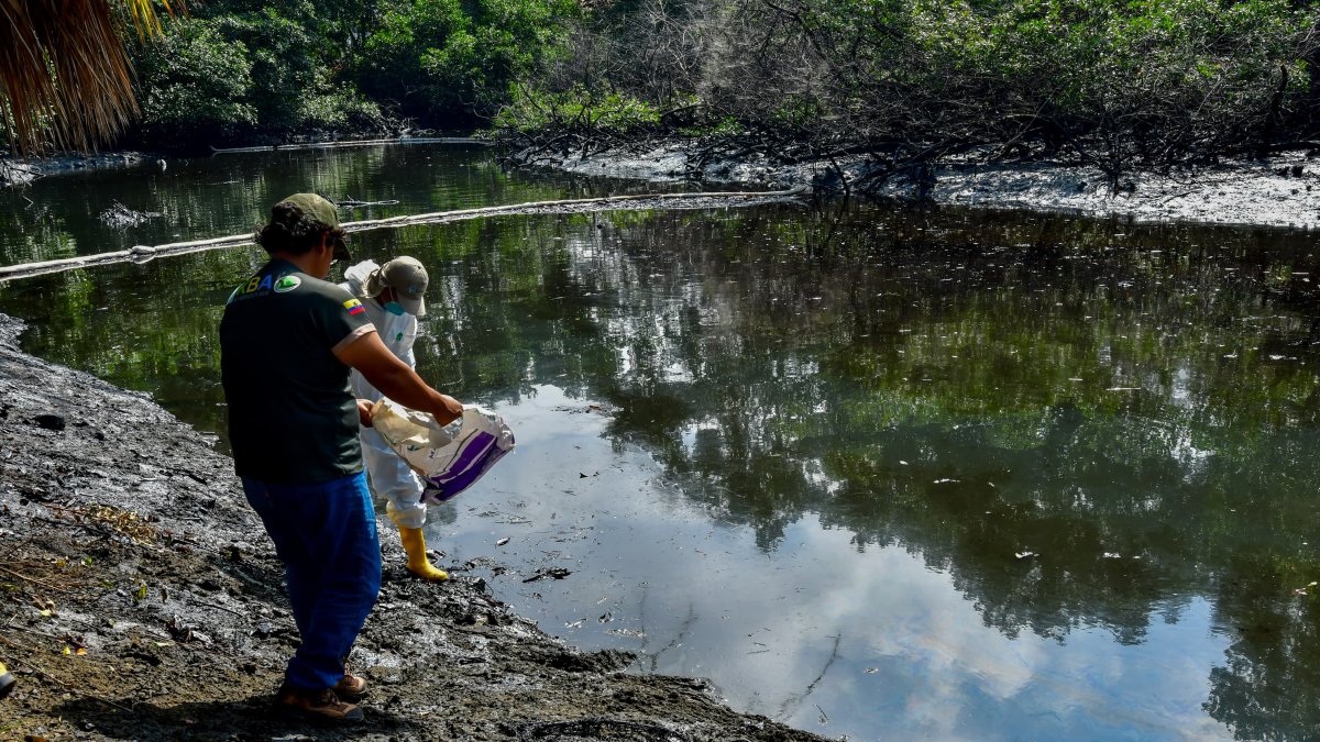 Derrame de hidrocarburos en el estero Salado, a la altura de la urbanización Bosques del Salado.