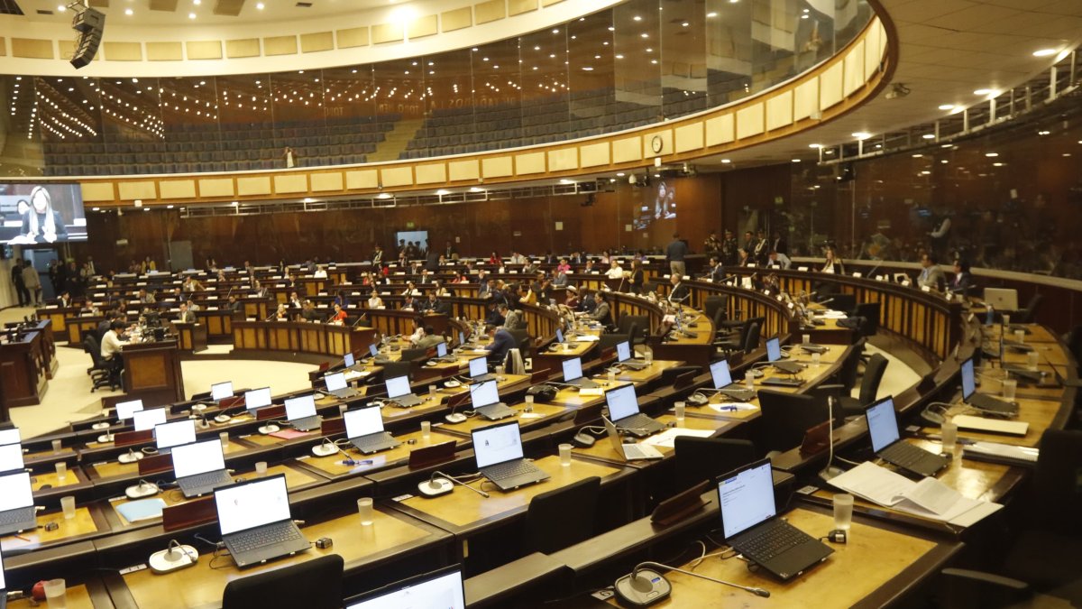 Al principio de la sesión, el correísmo se ausentó del Pleno de la Asamblea.