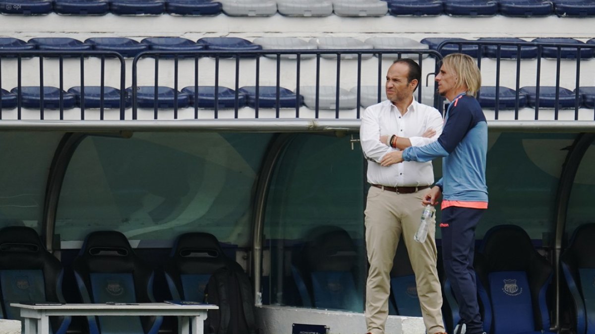 Francisco Egas (i), presidente de FEF, junto al técnico de la Tri Sebastián Beccacece