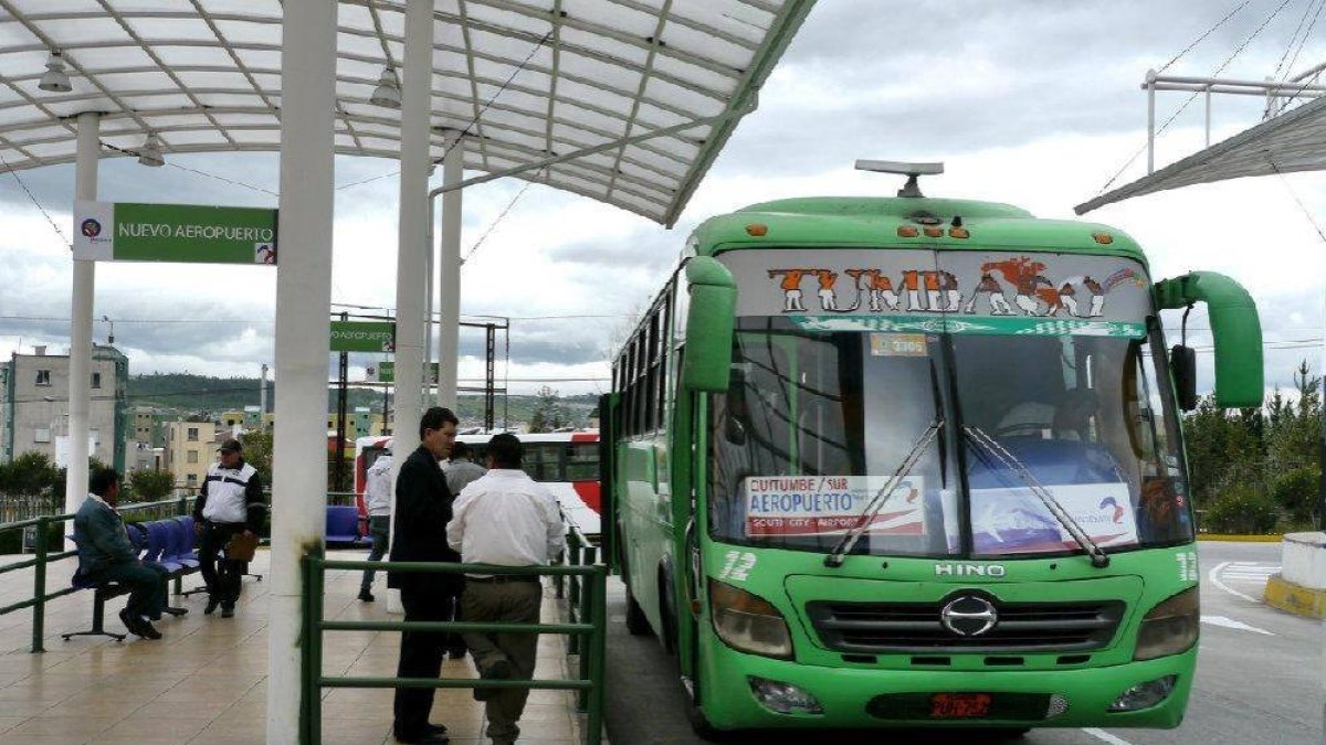 Algunas de las unidades que ofrecen el servicio de transporte entre Quito y el aeropuerto salen desde la estación de la av. Río Coca y el terminal de Carcelén.