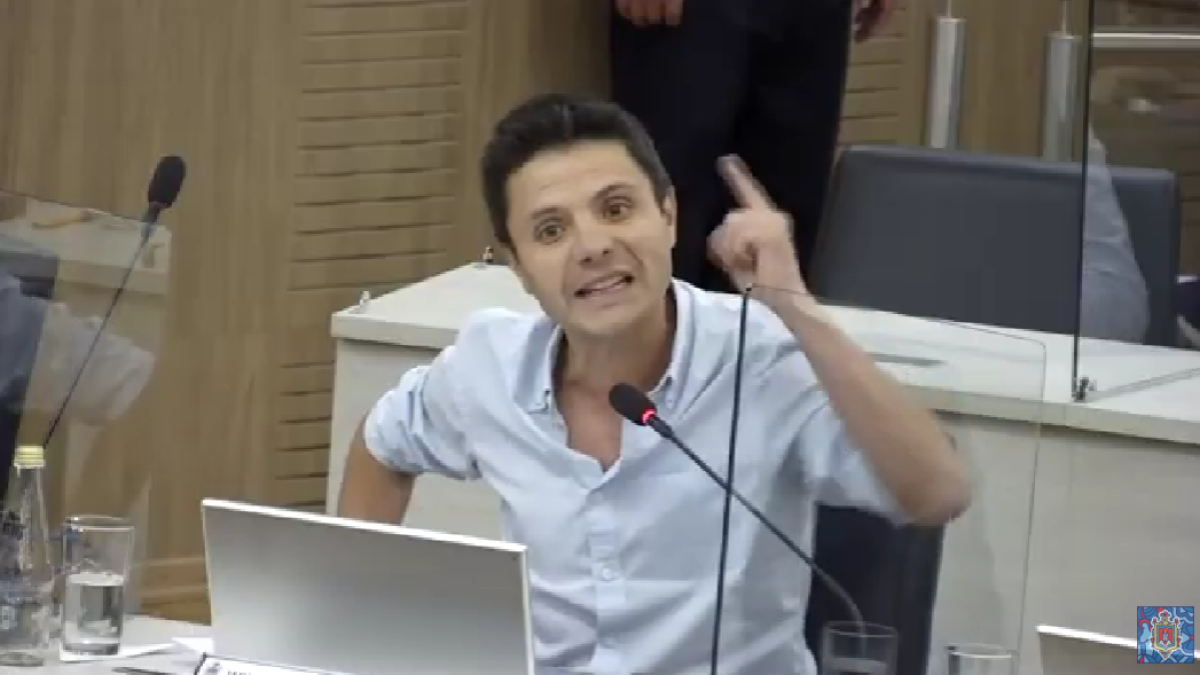 El concejal Wilson Merino molesto, durante su intervención en la sesión ordinaria del Concejo de este martes 3 de junio de 2025.