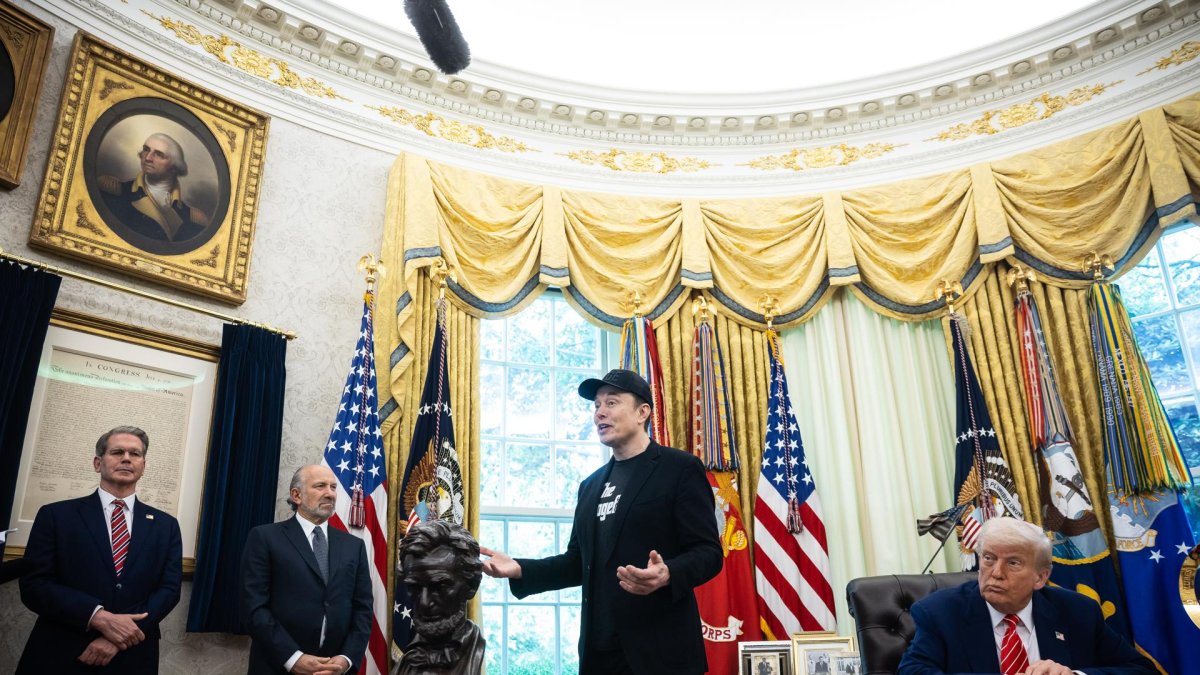 El presidente de EE.UU., Donald Trump (D) junto a Elon Musk (C) durante una conferencia de prensa en la Casa Blanca en Washington (EE.UU.).