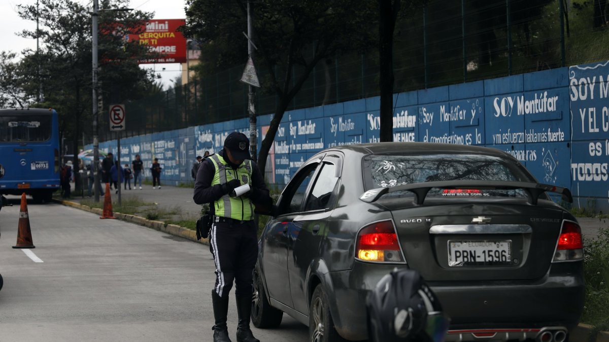 Quito es una de las ciudades con mayor congestión vial de la región. La medida vehicular busca reducir el tráfico a horas pico.