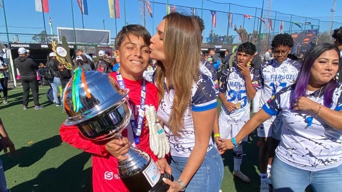 Gabriela Pazmiño con su hijo, Diego.