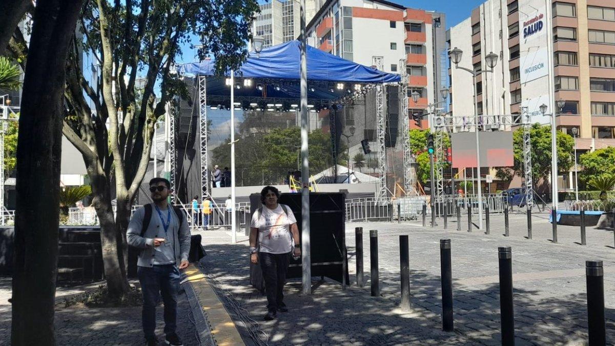 El Municipio colocó una tarima entre la av. Amazonas y calle Jorge Washington para desarrollar un evento de la Alcaldía.