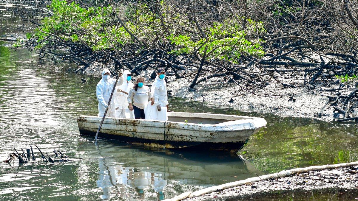 Personal del MAATE limpiaba con lanchas la contaminación del Salado.