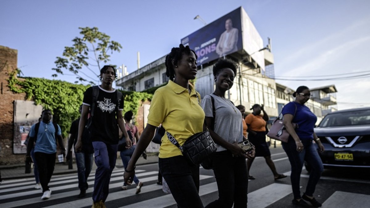 La gente usa un cruce peatonal en Paramaribo el 23 de mayo de 2025.