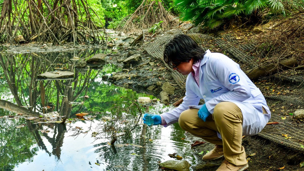 Alumno de Ecotec toma muestras del agua del Salado.