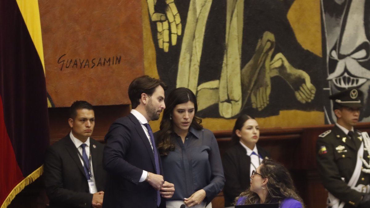 El presidente de la Asamblea, Niels Olsen, conversando con la jefa de la bancada del oficialismo, Valentina Centeno.