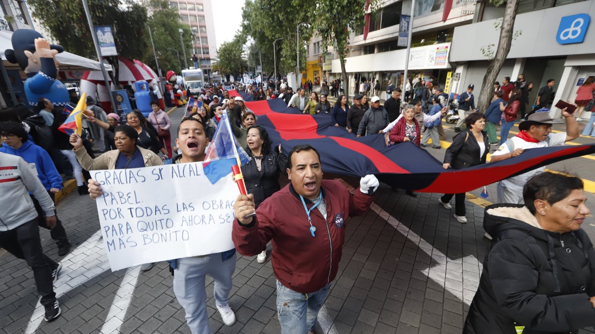 Los asistentes a la marcha llegaron con carteles y banderas.