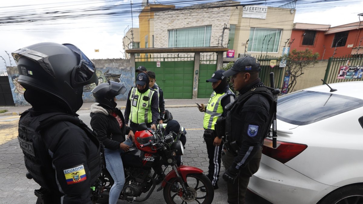 En la calle Carlos Mantilla, en Calderón, se revisó a motos y autos. Un día antes se capturó al hermanos de alias Fito.