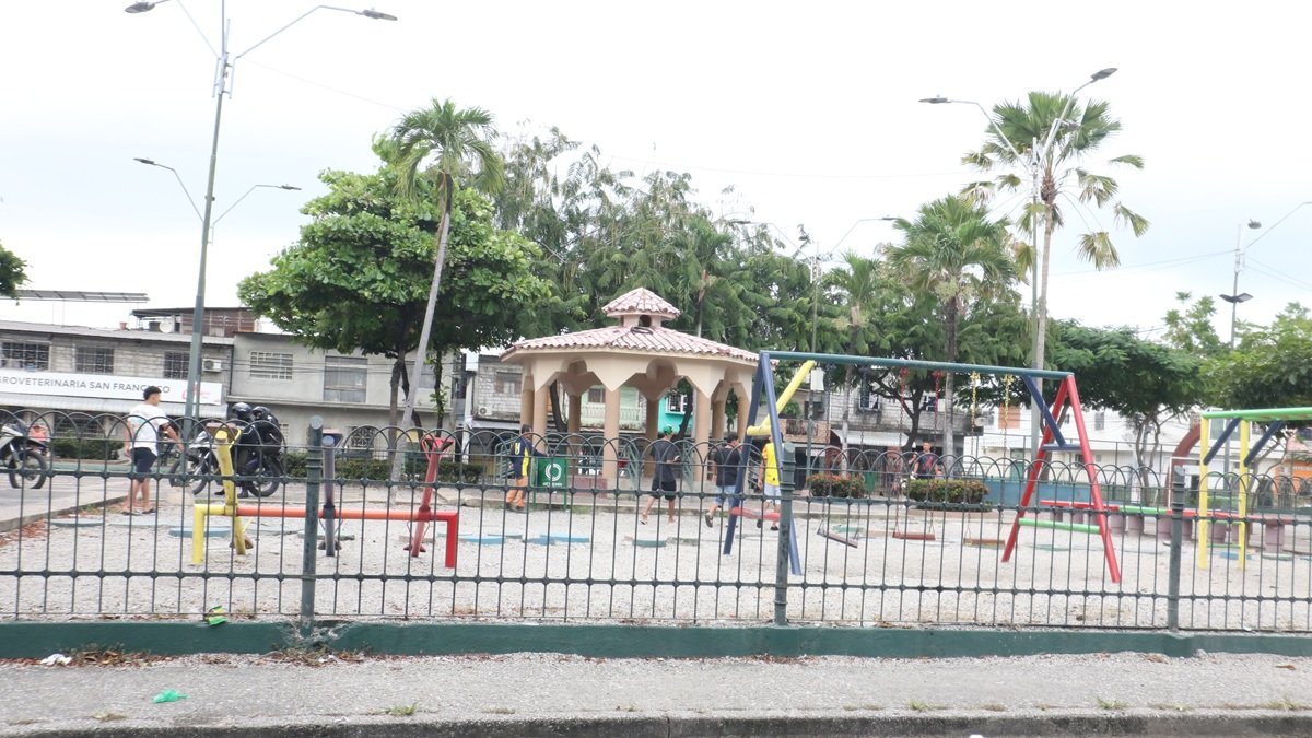 Los niños juegan en el parque entre el mal olor de la basura y deposiciones de animales.