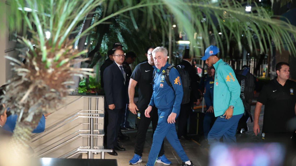 El director técnico de la selección brasileña de fútbol, Carlo Ancelotti, tras su arribo a Guayaquil para el partido por eliminatorias contra Ecuador.