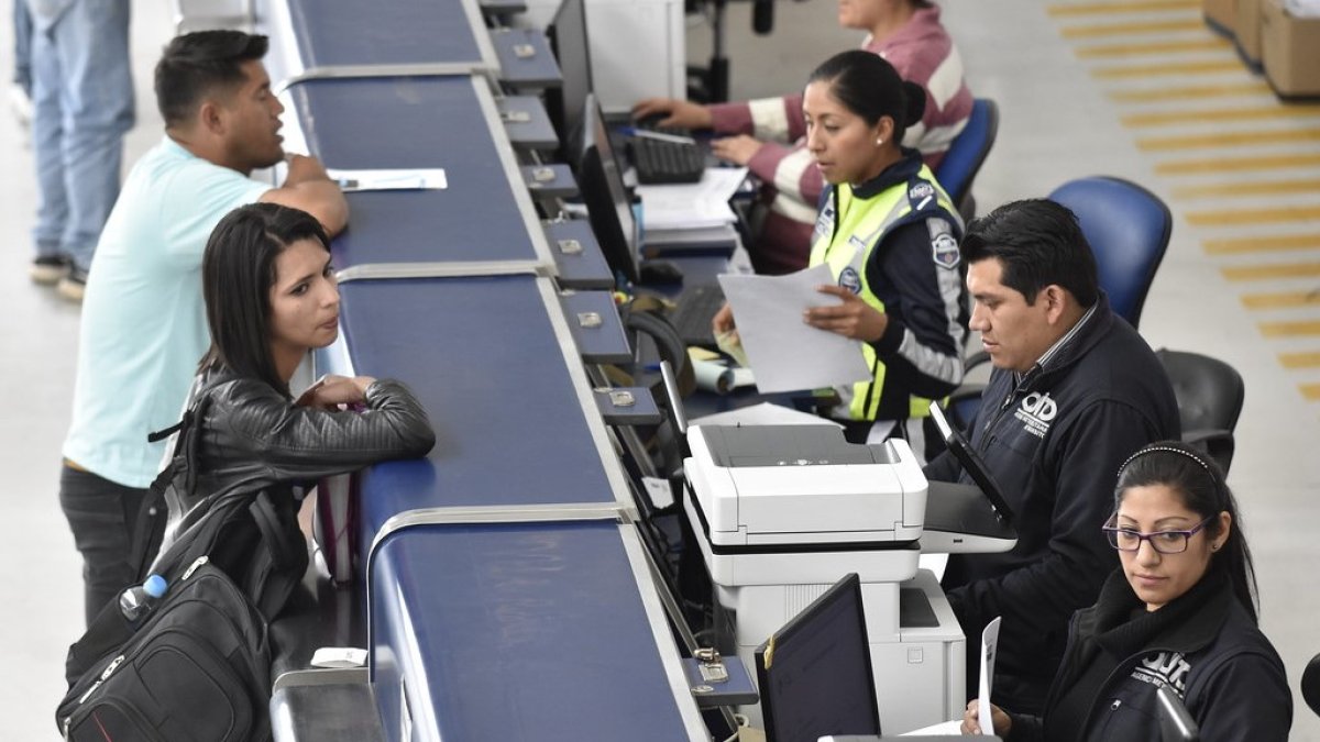 Los usuarios expresan su malestar por la falta del sistema para concluir con el trámite de matriculación vehicular en Quito.