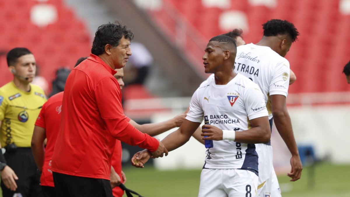 Patricio Hurtado es el DT interino de los albos y regresará a su rol de asesor del presidente.