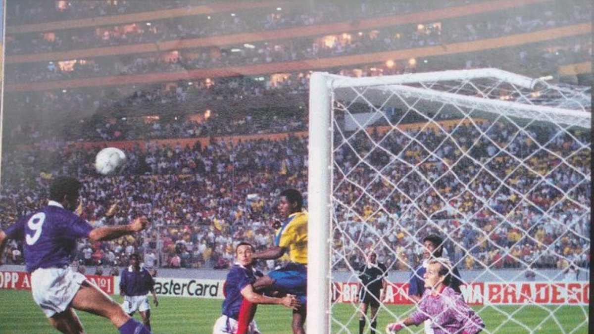 Jugada del partido entre Ecuador y Brasil, en las Eliminatorias 1993.