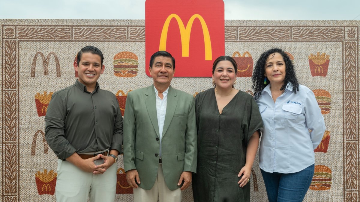 Daniel Sánchez, Director Nacional de Arcsa; Wilson Cañizares, Alcalde de Daule; Gina Castagneto, Directora General de Arcos Dorados Ecuador; Dolores Prado, Directora Ejecutiva de Holcim Ecuador.