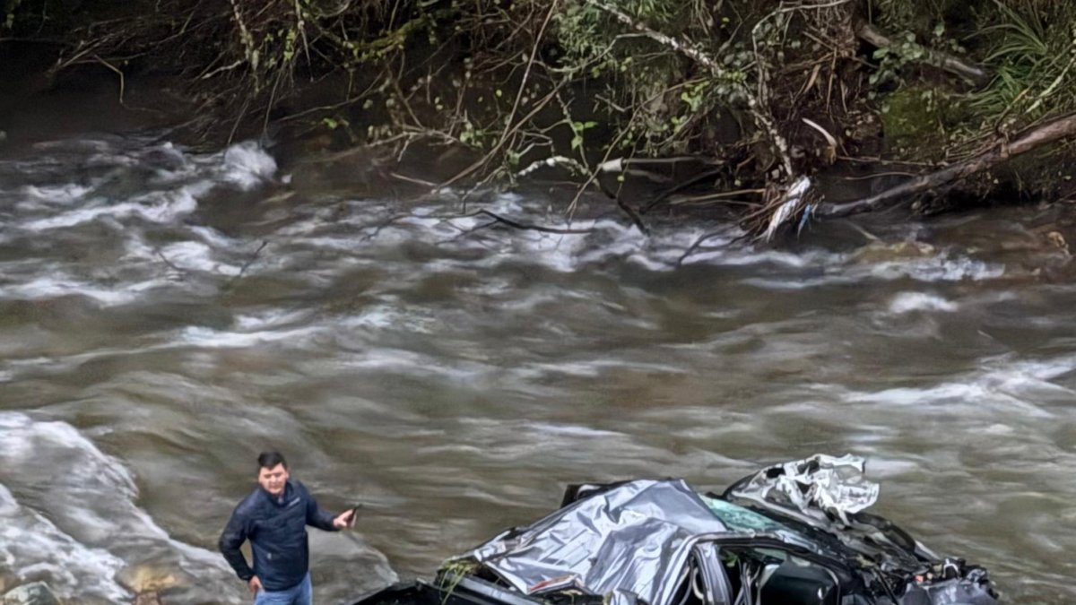 Una camioneta cayó por una pendiente de 70 metros en el sector de Llaviuco.