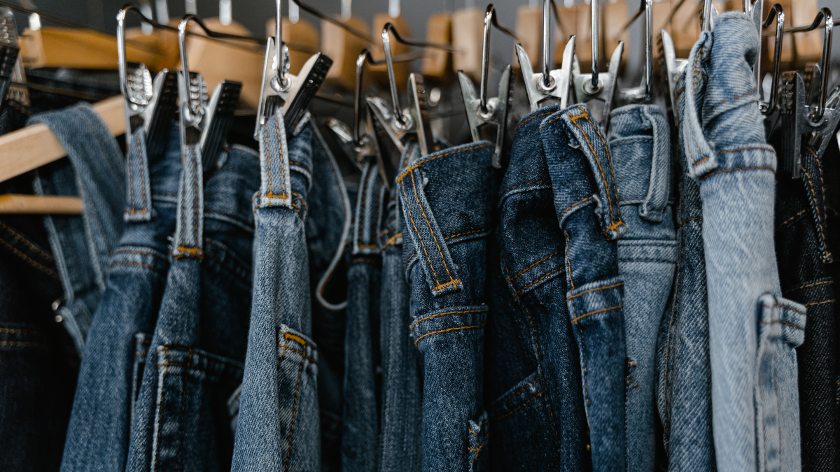 Los jeans ajustados y de corte recto marcan el regreso del denim clásico que conquista las calles de Europa en 2025.