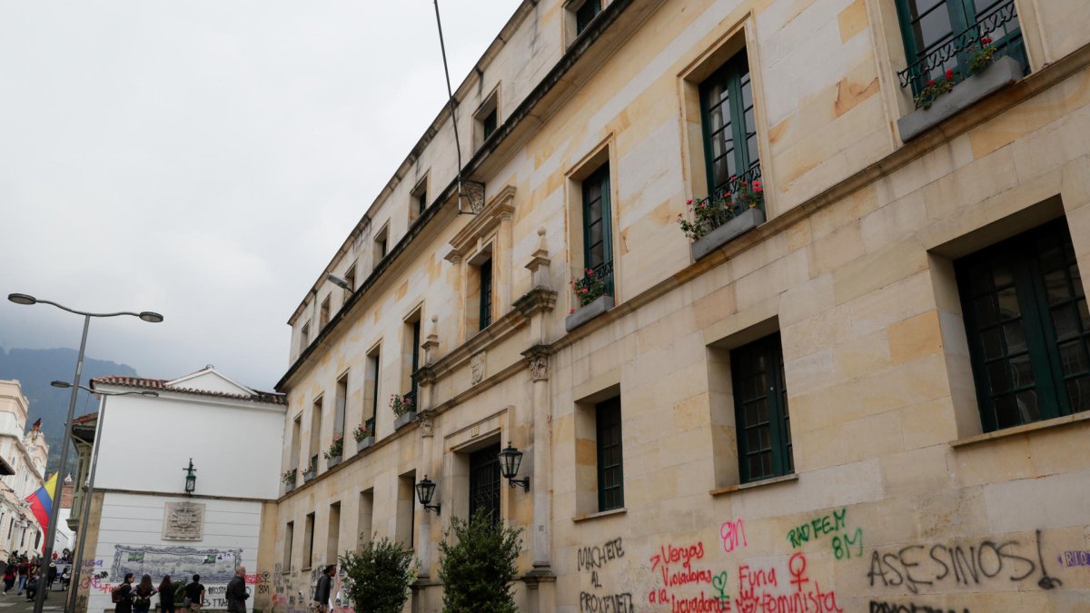 Vista general del frontispicio del Palacio de San Carlos, sede del Ministerio de Relaciones Exteriores de Colombia, en el centro de Bogotá (Colombia).