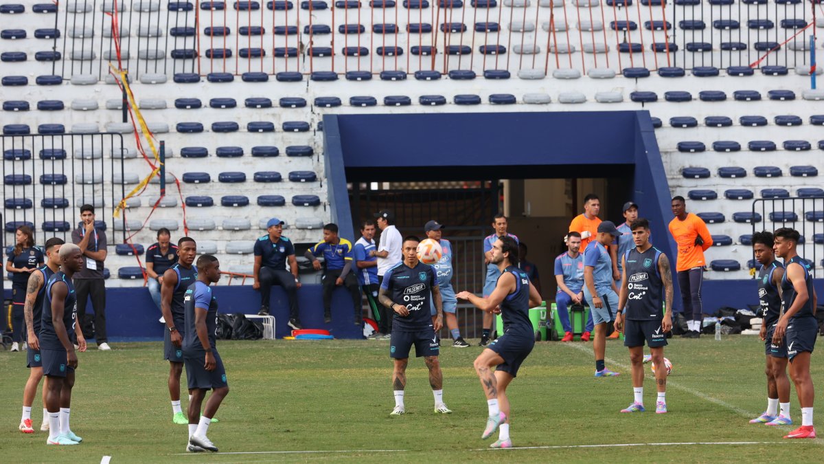 La selección ecuatoriana de fútbol se ha mantenido entrenando en la cancha del estadio George Capwell, al sur de Guayaquil.