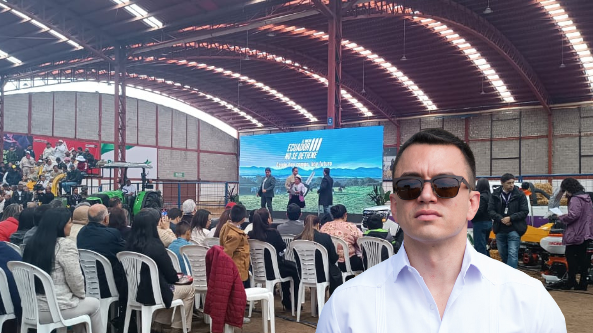 Decenas de personas esperaban al presidente Noboa en el Centro Agrícola Cantonal de Cuenca, donde se realizó la entrega de beneficios al sector agrícola sin su presencia.