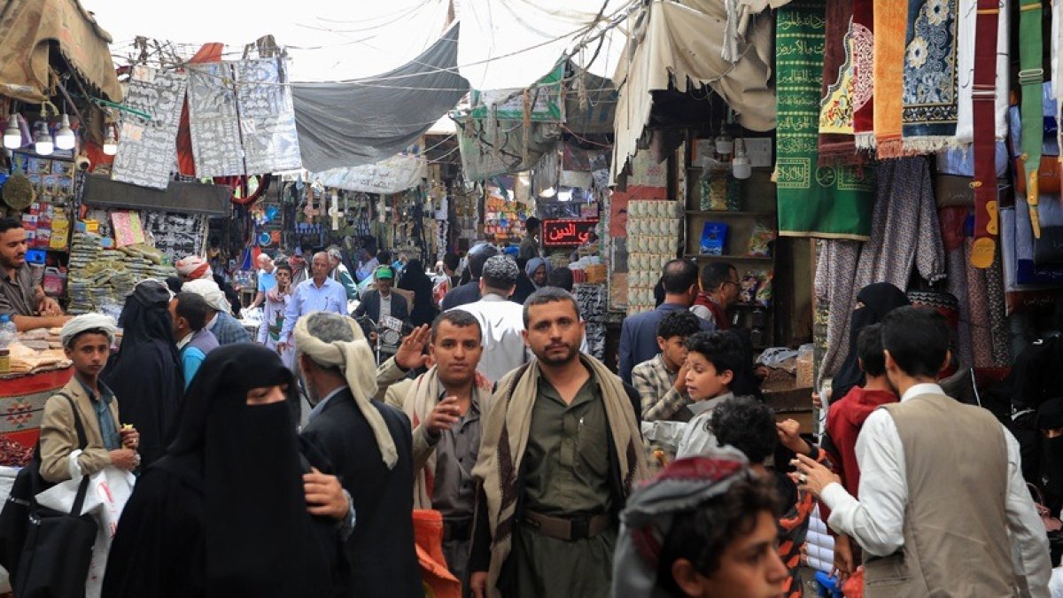 Los yemeníes se reúnen en un mercado popular en Saná para comprar alimentos, dulces y ropa nueva el 3 de junio de 2025,