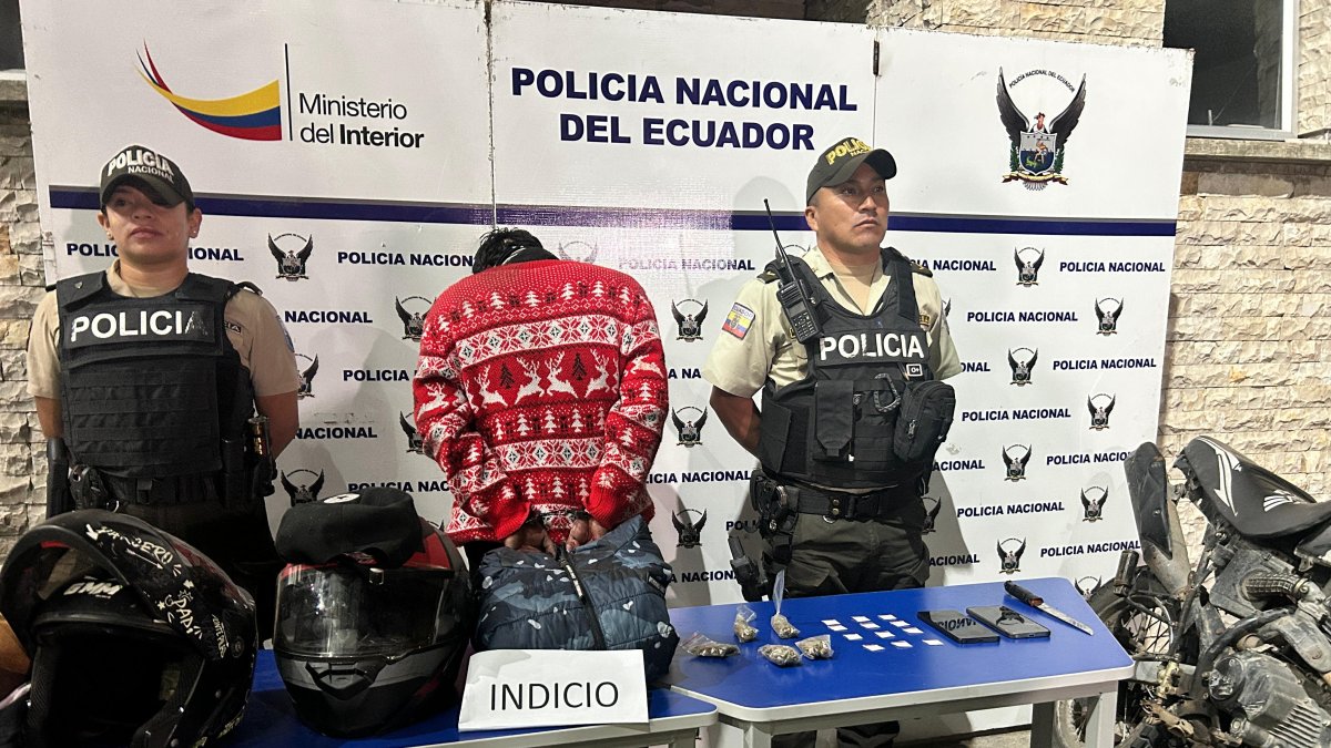 A los sospechosos se les encontró un arma blanca y sustancias sujetas a fiscalización.
