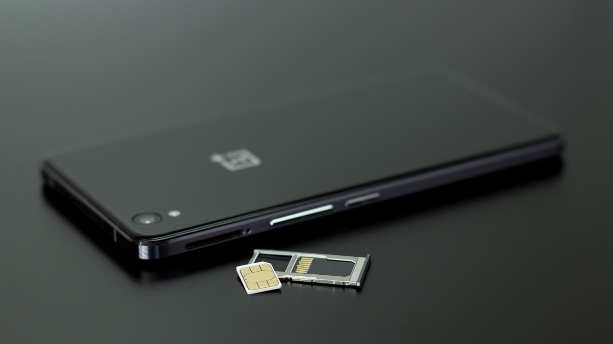 El SIM swapping es un tipo de fraude que permite a los delincuentes tomar el control de una línea celular y acceder a información personal y financiera.