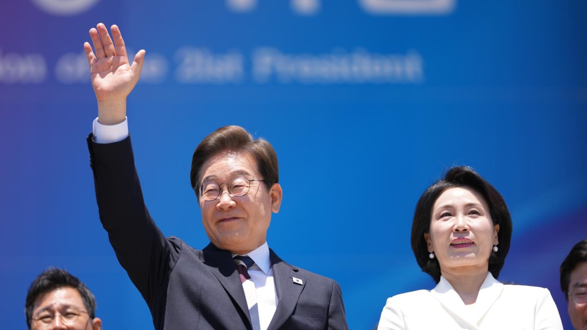 El nuevo presidente de Corea del Sur, Lee Jae-myung, y su esposa Kim Hea Kyung, al despedirse luego de la ceremonia de investidura del mandatario, en la Asamblea Nacional, en Seúl (Corea del Sur).