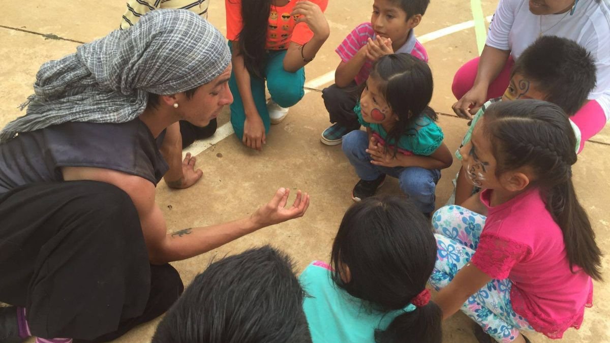 ONG. La Fundación Mundos Opuestos busca transformar con arte y lectura los problemas sociales de cantones vulnerables de Loja.