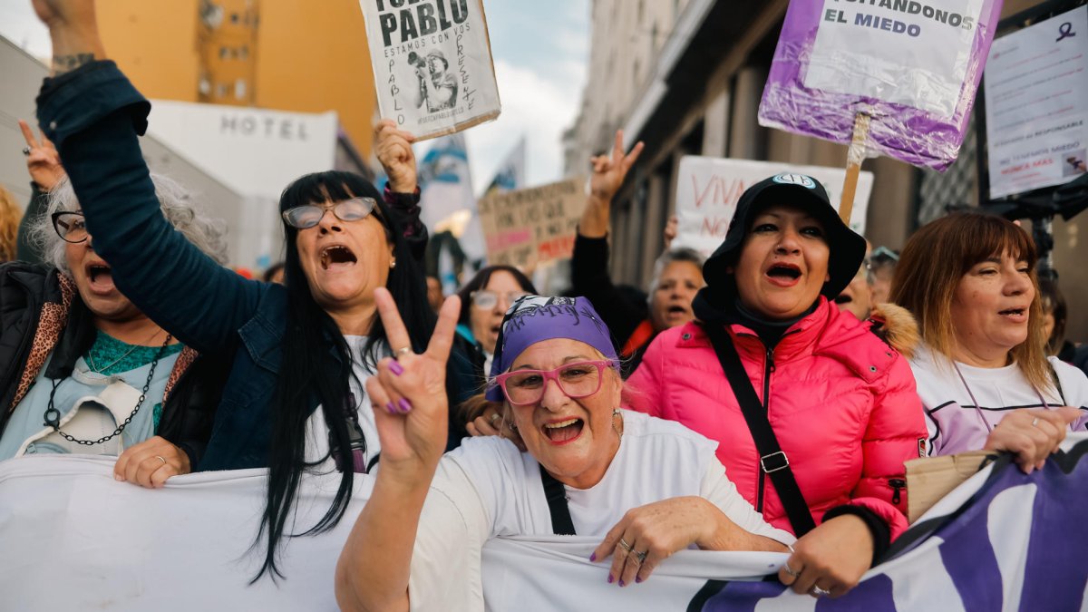 Personas participan en una protesta convocada por grupos feministas, médicos y científicos, entre muchos otros colectivos este miércoles, en Buenos Aires (Argentina).