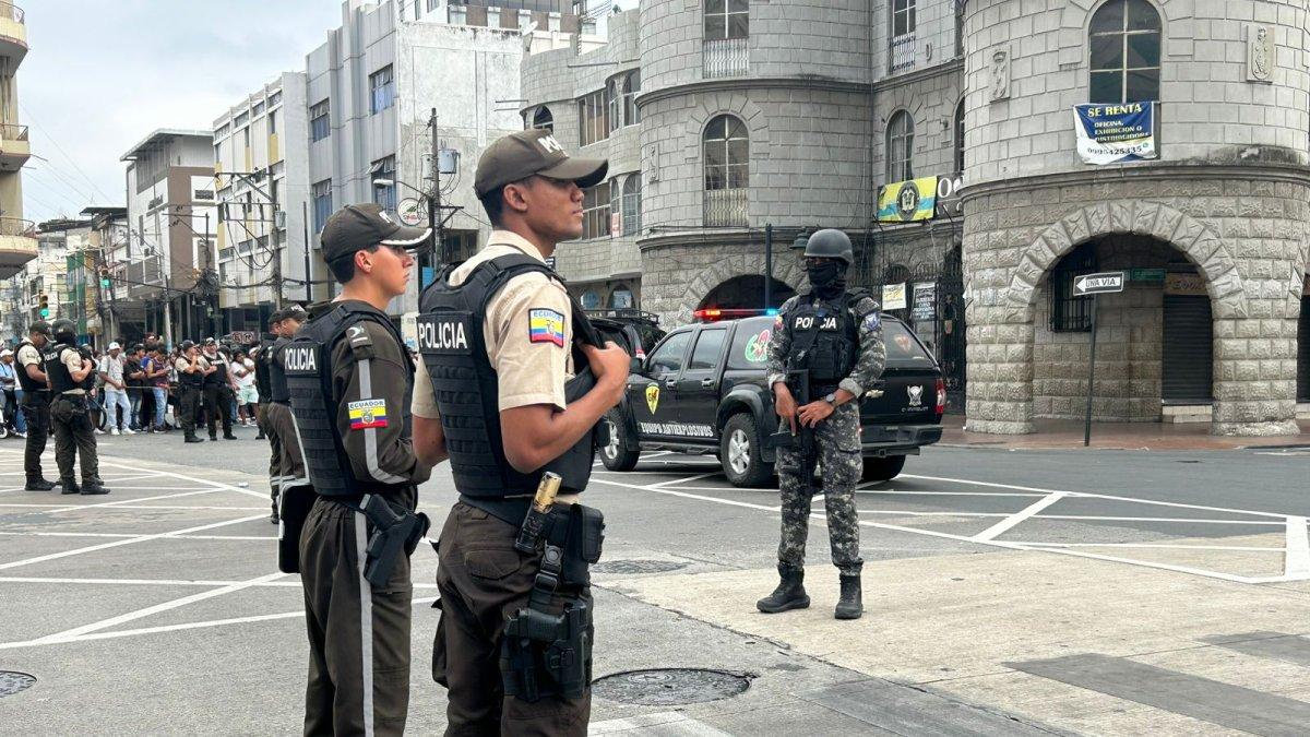 Agentes del GIR inspeccionaron el maletín sospechoso con equipo especializado, mientras la Policía acordonó la zona para evitar riesgos.