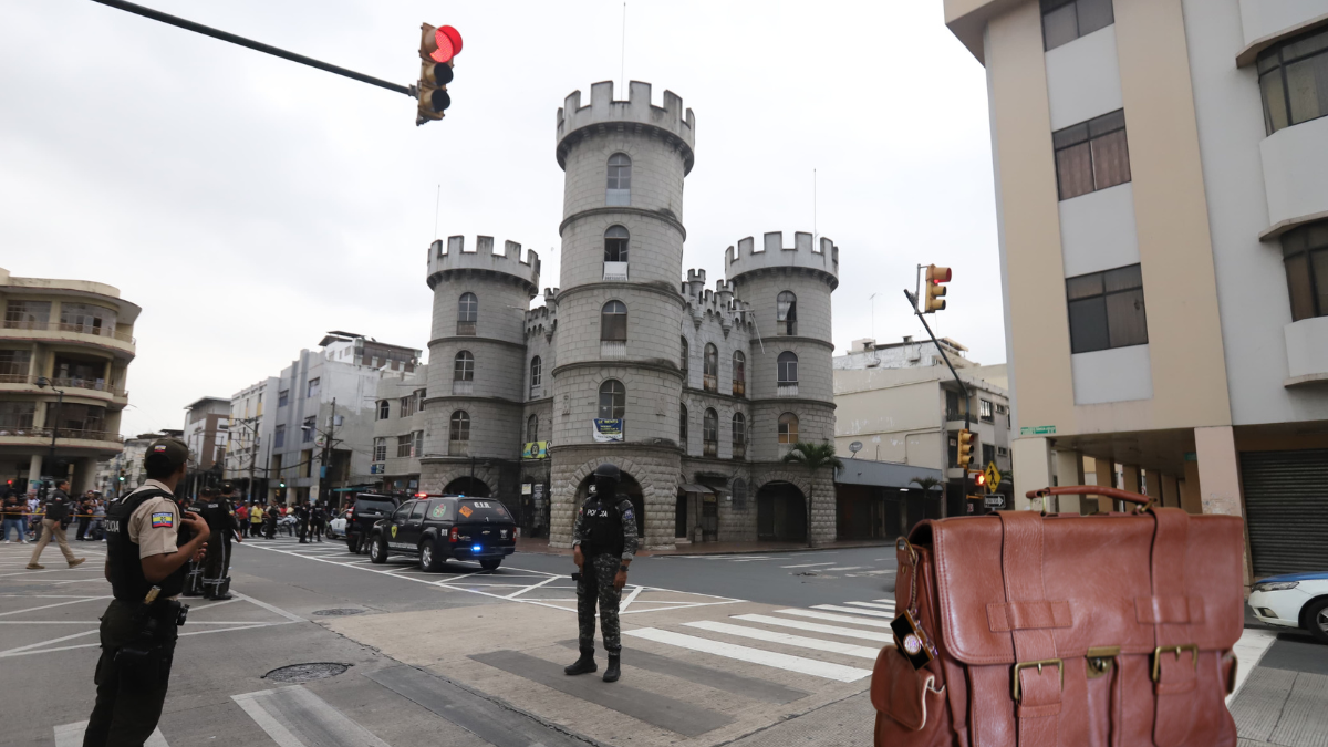 El Grupo de Intervención y Rescate (GIR) inspeccionó y realizó una detonación controlada del maletín abandonado en el centro de Guayaquil, que finalmente no contenía explosivos.